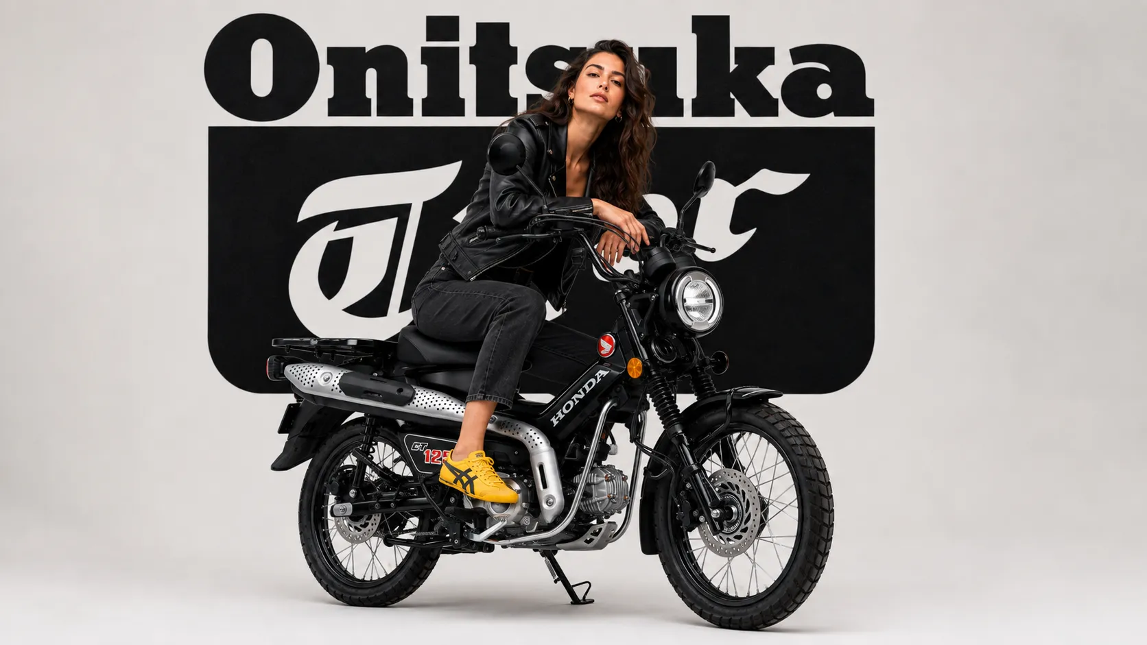 スタジオで Honda CT125・ハンターカブに寄りかかるライダー