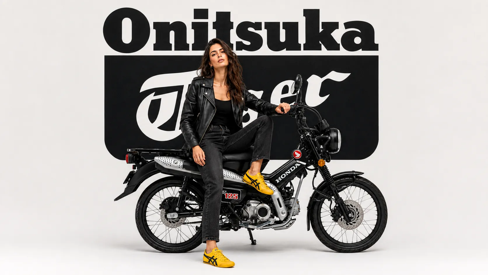 Honda CT125・ハンターカブにまたがるライダーと、足元のイエローの MEXICO 66