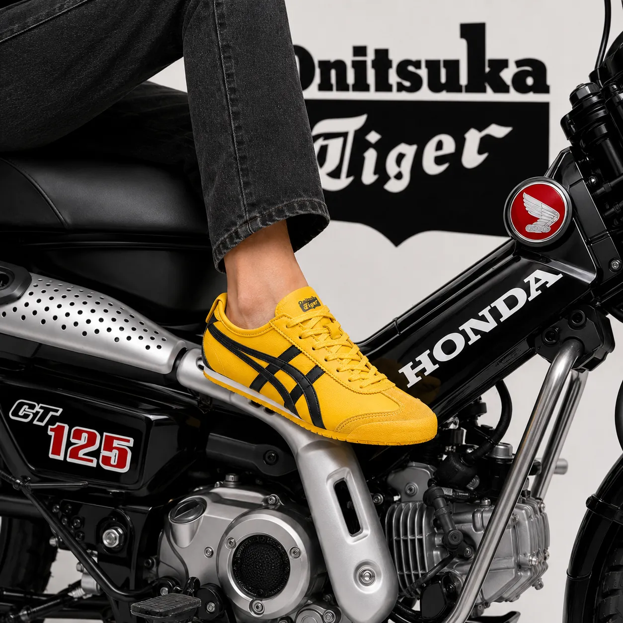 CT125 のステップに置かれたイエローの MEXICO 66