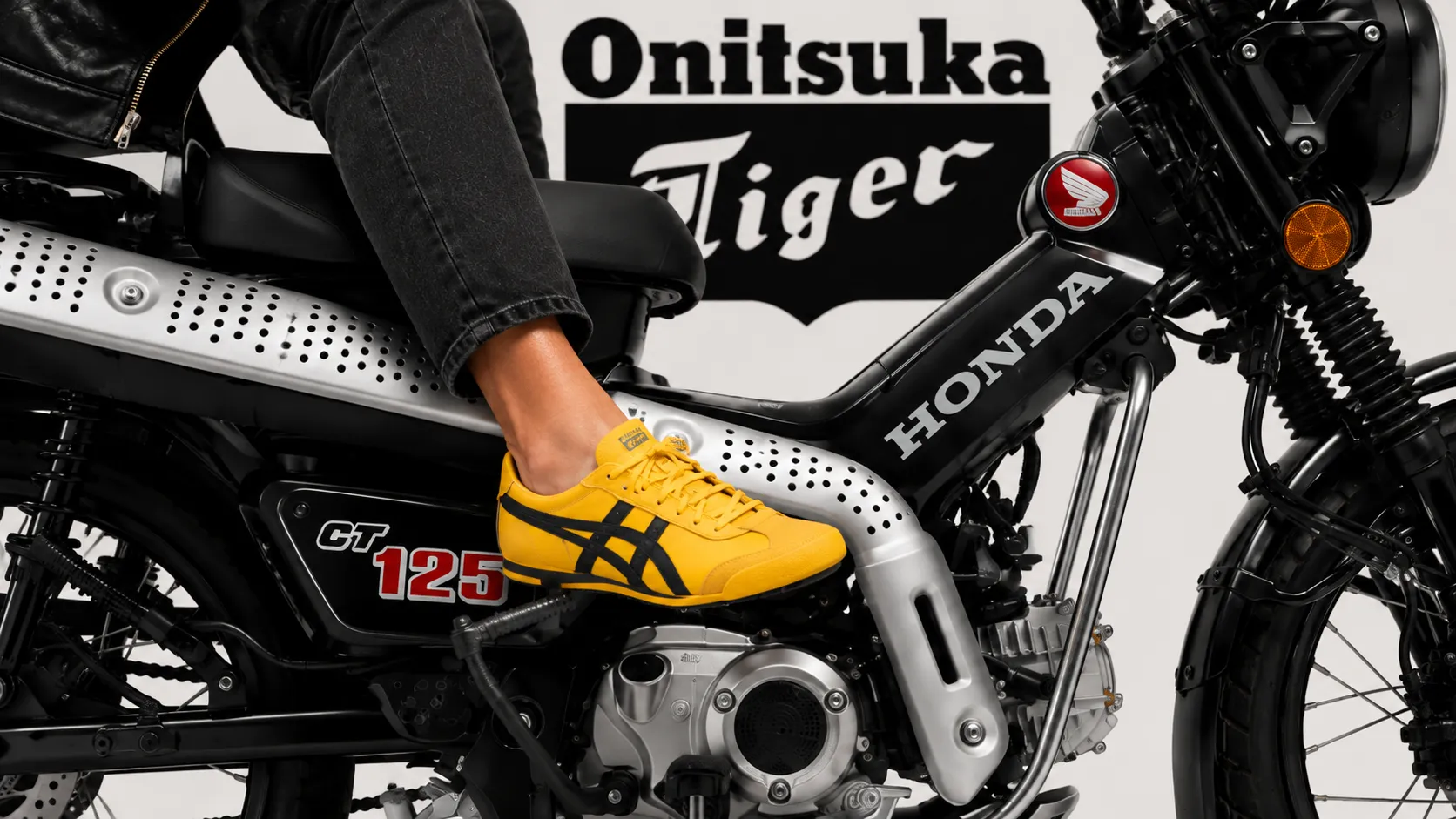 CT125 のステップに置かれた MEXICO 66 のクローズアップ