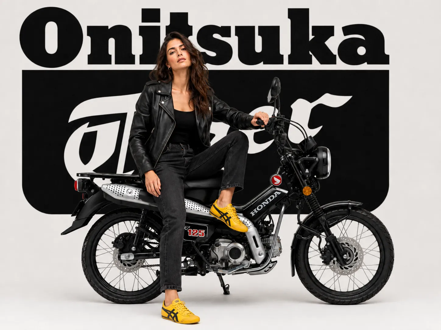 スタジオで Honda CT125・ハンターカブにまたがるライダー